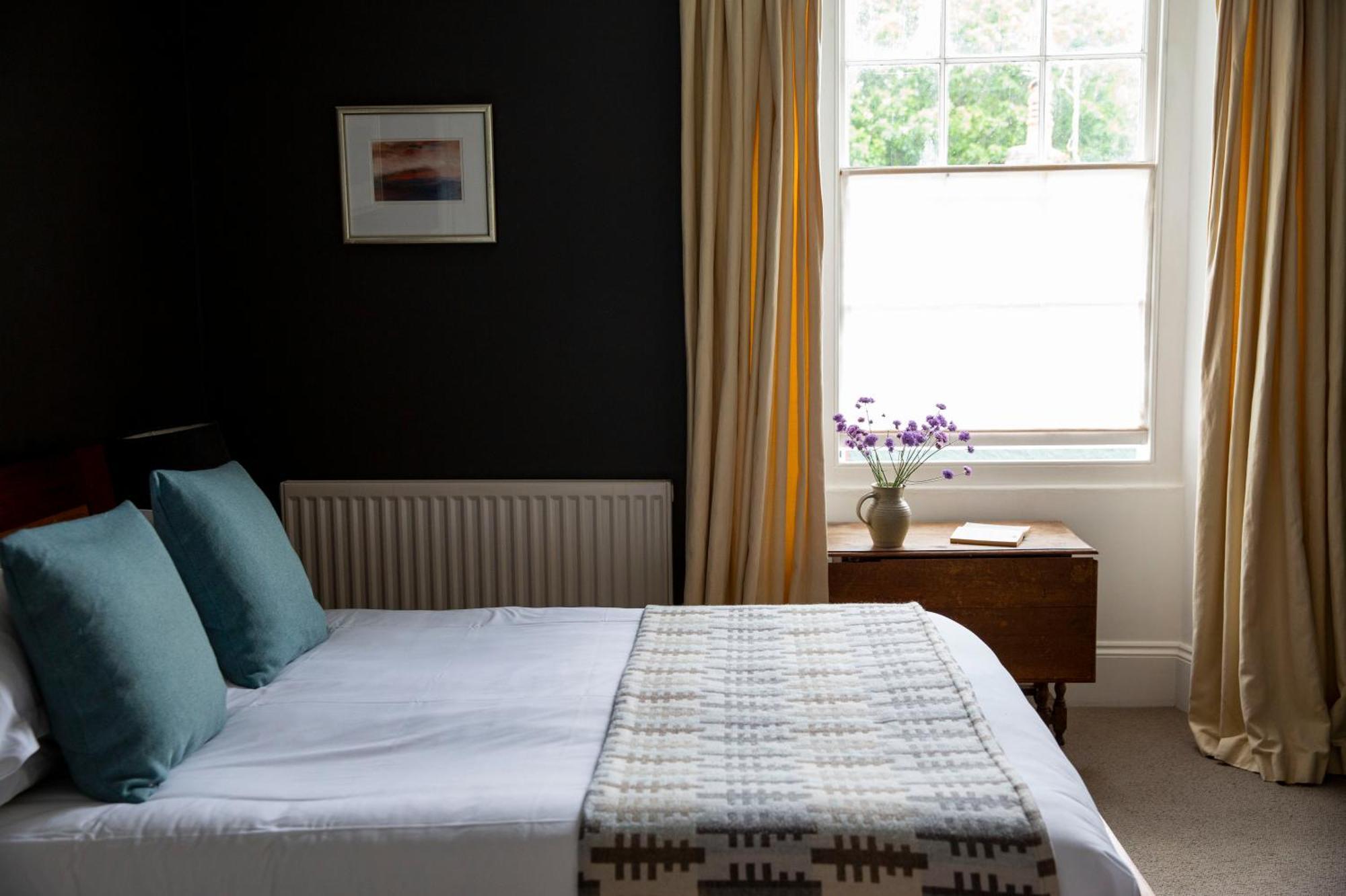 Llys Meddyg Hotel Newport  Kültér fotó