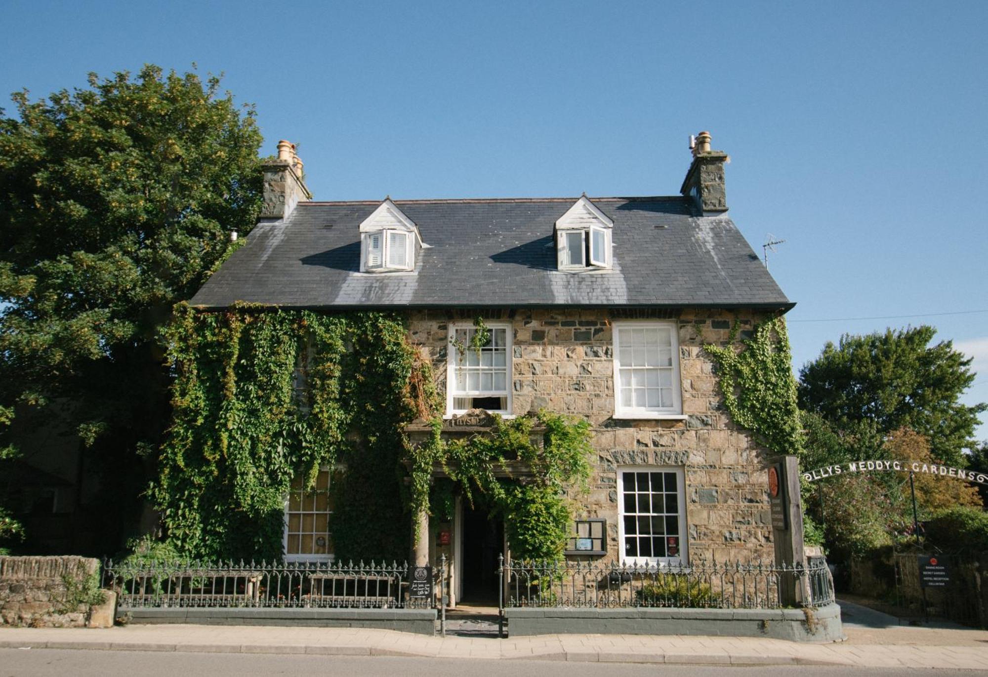 Llys Meddyg Hotel Newport  Kültér fotó
